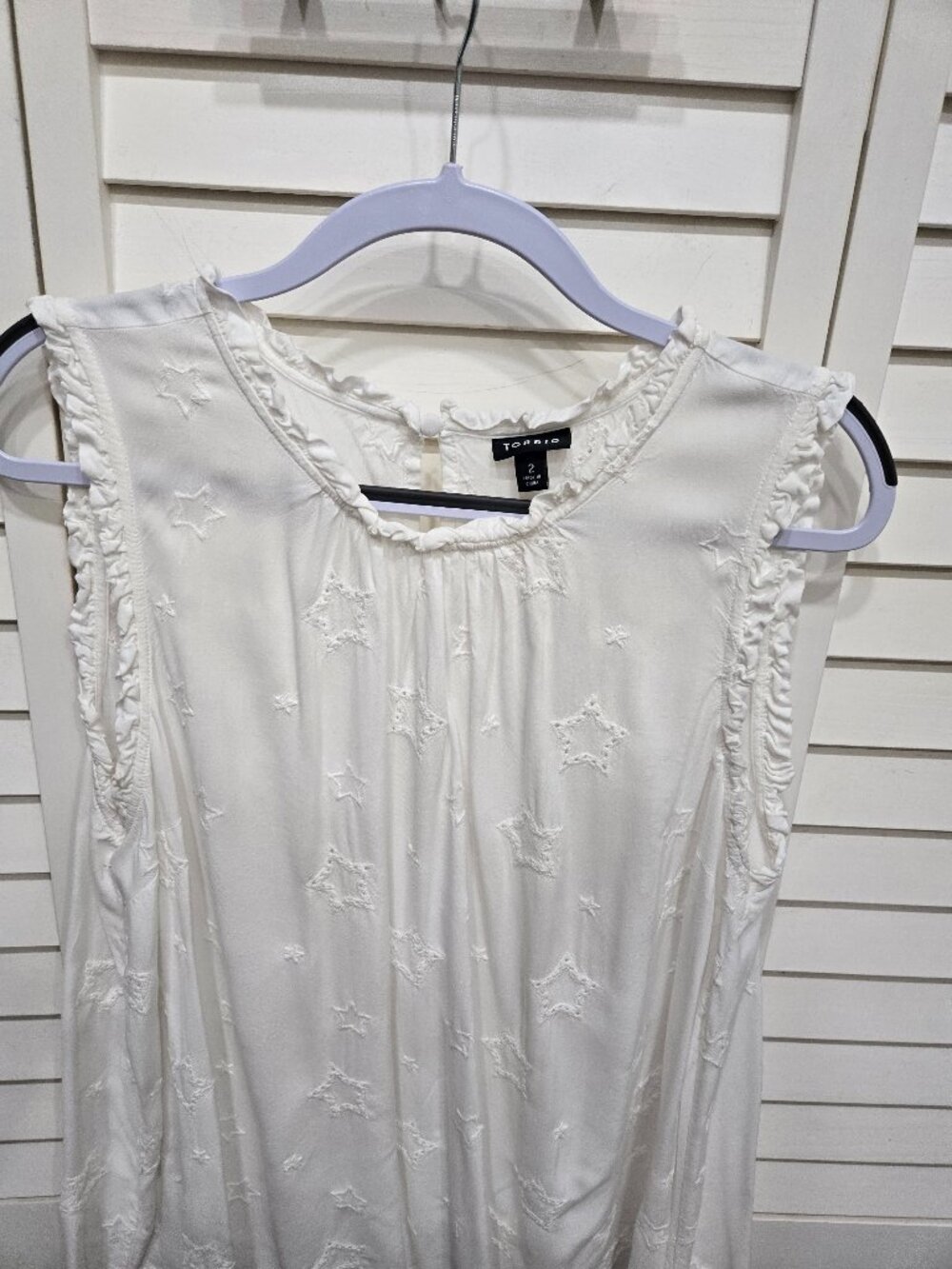 White sleeveless Torrid Blouse, Size 2X, star like lace top